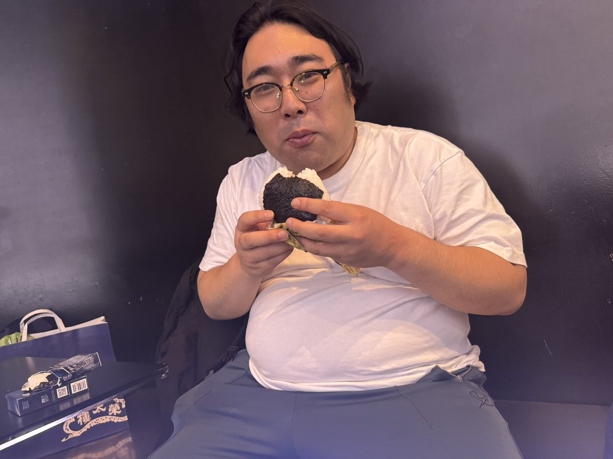 morishimc's tweet photo. 羽田空港の喫煙所で、タバコ吸いながらおにぎり食べてるやつおるなぁと思ったら、めちゃくちゃ知り合いやった。
ターミナルみたいに空港で暮らしてる可能性も0じゃない！ https://t.co/17xiglFLmq