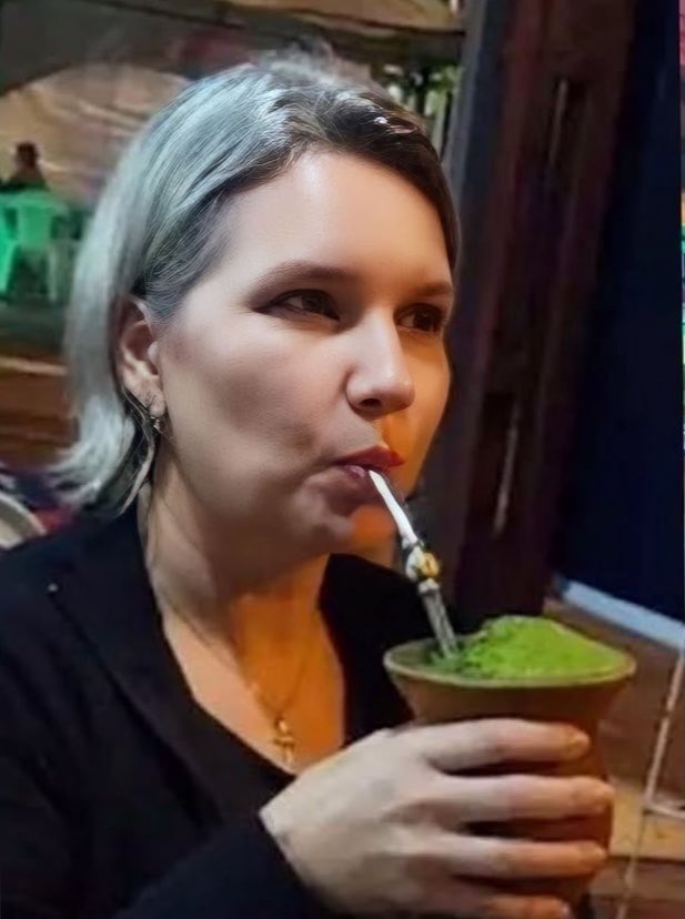 PortalBabados's tweet photo. 🚨Fotos de Elize Matsunaga tomando chimarrão em trailer chamam atenção nas redes sociais, tomaria um Chimas com essa senhora?! 😍❤️ https://t.co/UWCks6VsBU