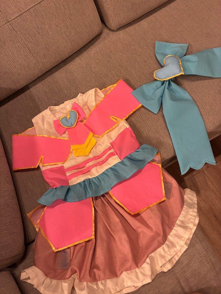 apo_kun0326's tweet photo. 裁縫の心得も型紙もなかったけど、袖を通せてそれっぽく見えて娘が喜んでくれたらいいか精神で作ったキュアミスティック。
布に合わせて糸の色変えることすらしてない🤪 https://t.co/8lbkbnQwji