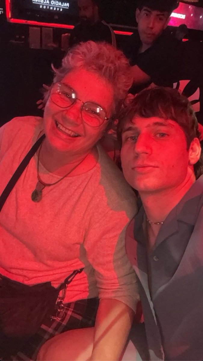 Gaspitwt's tweet photo. El niño lindo y su mamá #Gaspitwt #hijovsmadre https://t.co/dDFGGAh8bI