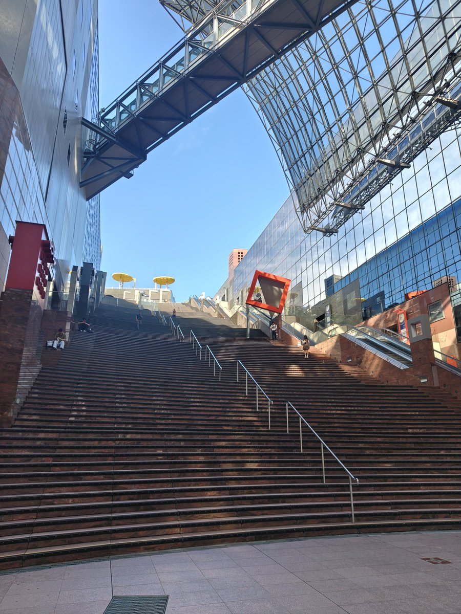 rin711rin's tweet photo. 京都来たらまずは大階段から！ https://t.co/AfJotZSc9x
