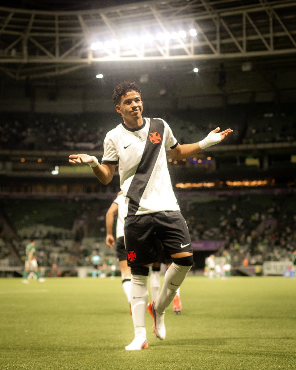 NewsAlmirantee's tweet photo. É CAMPEÃO! Vasco vira o placar agregado contra o Palmeiras com dois gols de Andrey Fernandes e é campeão do Brasileirão Sub-20. 💢

📸: Dikran Sahagian | Vasco https://t.co/9Y0a93CpmC