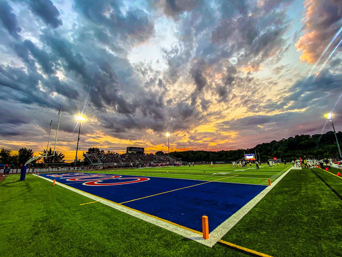 ThompsonFoto12's tweet photo. Didn’t last long, but we had a great #WPIALSunset going there for a while .Clouds moved in and crushed it. @PghSportsNow @wpialsportsnews @WPIAL_Blitz #WPIAL https://t.co/h5RNn6gQLx