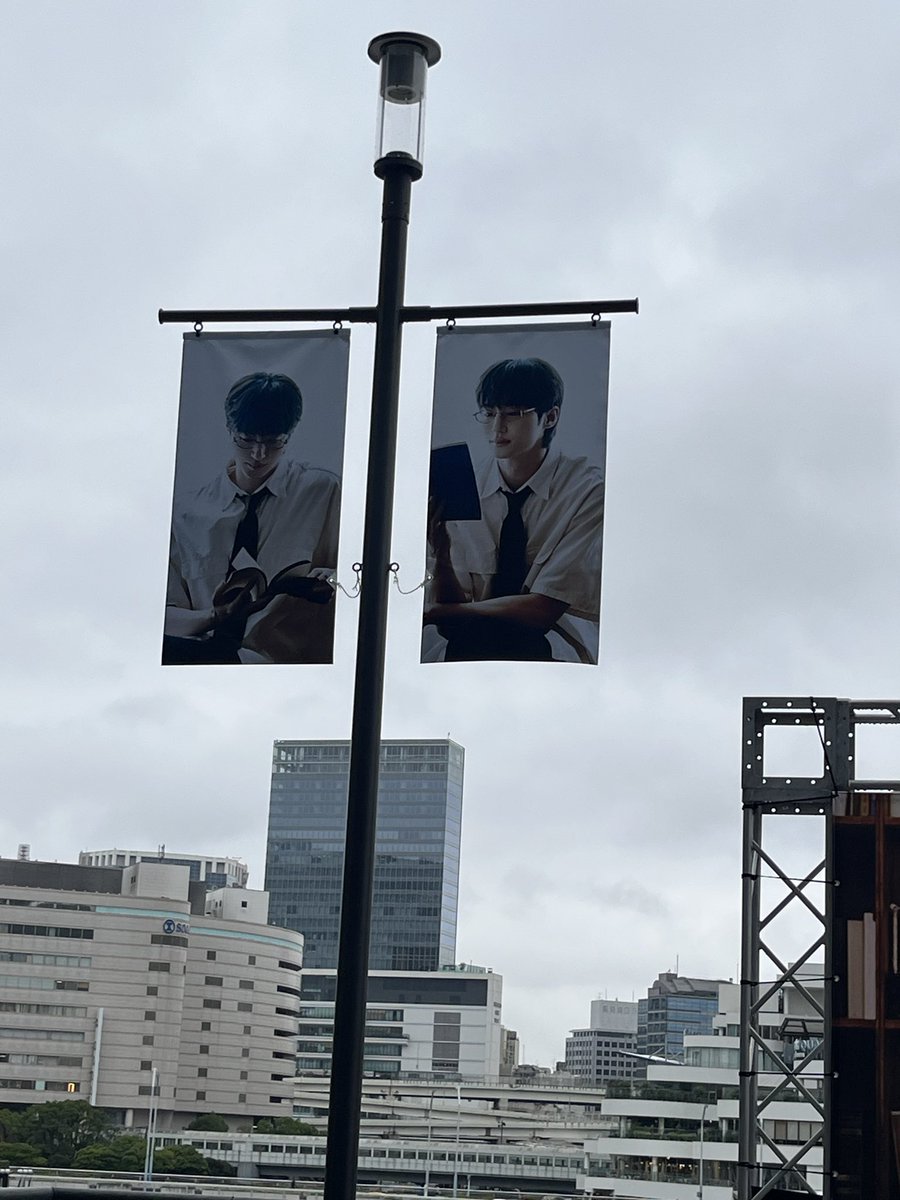 mona_ws_m's tweet photo. Kアリ着きました😆🙌🙌
ウソクさんが沢山🥰💕
涼しい✨️✨️
グッズ列まだそんなに並んでないし屋根付きだから快適です😊
#ビョンウソク
#ByoenWooseok https://t.co/uZgSRgO2CK