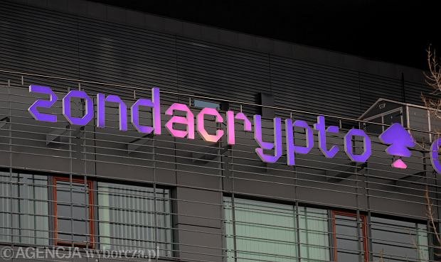 zbychureq's tweet photo. Zegarek za 170 tys od Krala - to nic takiego.

Miliony od Krala dla Ziobrzystów - to nic.

Dziesiątki milionów od Krala dla prawicowych mediów - to nic.

Finansowanie przez Krala konferencji, która w czasie kampanii wyborczej promowała Nawrockiego - to nic.

Goszczenie przez Krala przedstawicieli PiS i pisowskich mediów w luksusowych hotelach na Ibizie i w Monako- to nic .

Dyktowanie przez Krala prawicowym politykom i środowisku Nawrockiego poprawek do ustawy o kryptogieldach - to nic.

Zdjęcie Tuska  z koszulką złogi Sondy, podarowaną przez dzieciaków z klubu sponsorowanego przez Zondacrypto - to jest dopiero konkretna afera i konkretny dowód na powiązania rządu Tuska z Kralem. 

Jak to się tym pajacom kibicującym prawicy klei?