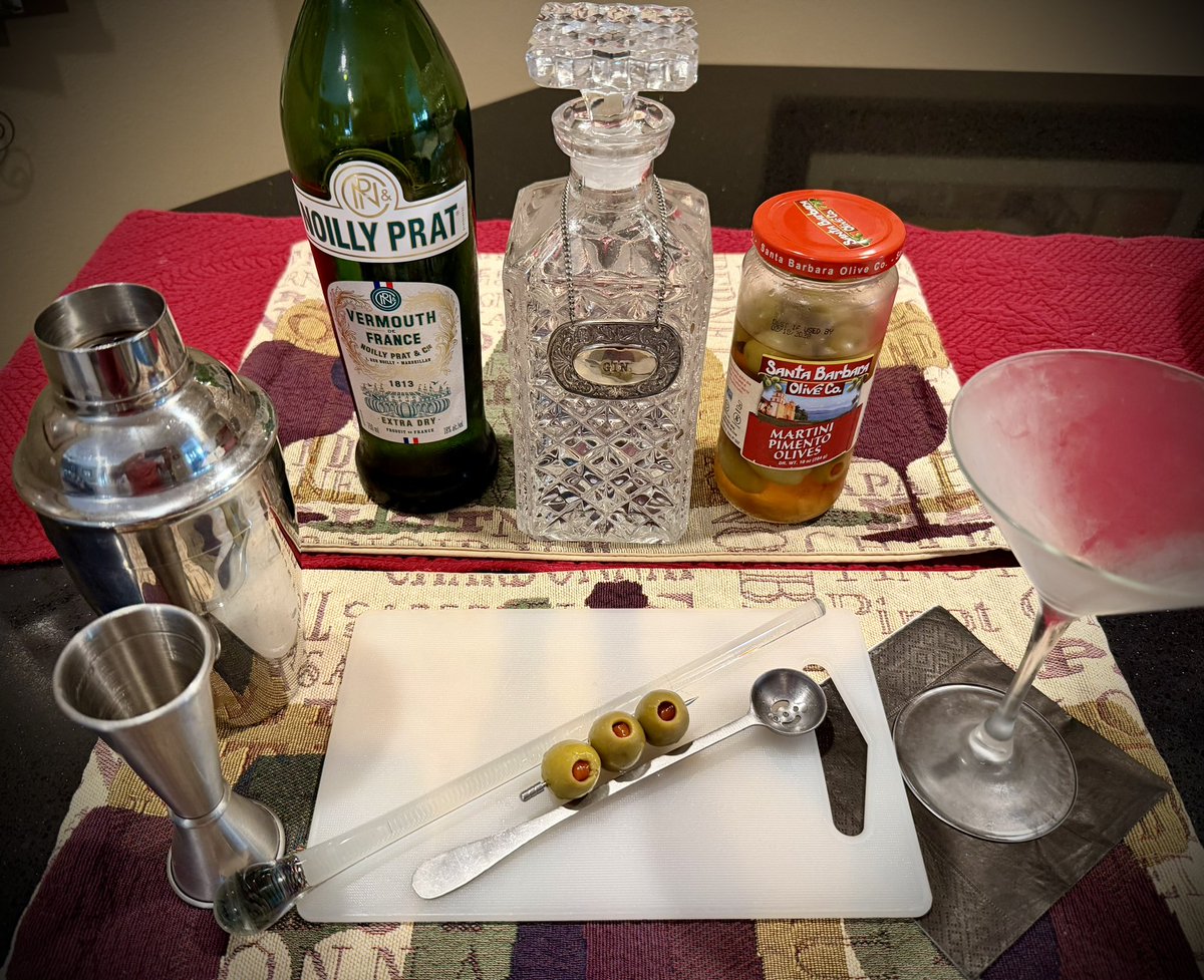 mlzema's tweet photo. It’s #Friday #HappyHour!🕔
#TWEETYOURDRINK
#Gin #Martini #Stirred + 🫒🫒🫒
#Salute! #Cheers! #Sköl! #LChiam! #Santé! #Sláinte! #NaZdrowie! #OogyWawa! #Prosit! #OkoleMaluna! #Ziveli! #Serefe! #CinCin! #Kampai! #Prieka! #Evviva! #Gesondheid! #ZeiGazunt! #Saúde! #Acclamations!🍸 https://t.co/wOKJDhnk4j