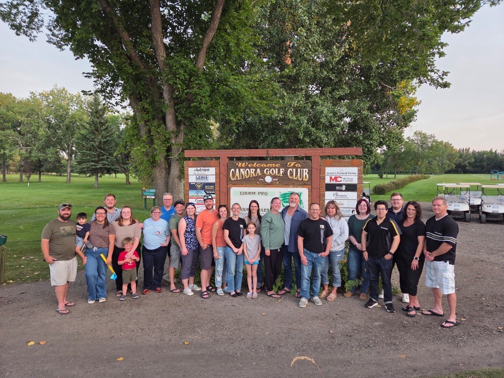 CrossroadsCU's tweet photo. ⏪ Rewinding to last Friday when our Canora staff enjoyed a social gathering at the Canora Golf &amp; Country Club! ⛳ Building strong teams starts with strong connections. 🫶

#FridayRewind #CrossroadsCreditUnion #TeamBuilding https://t.co/iL8cGQoi0m