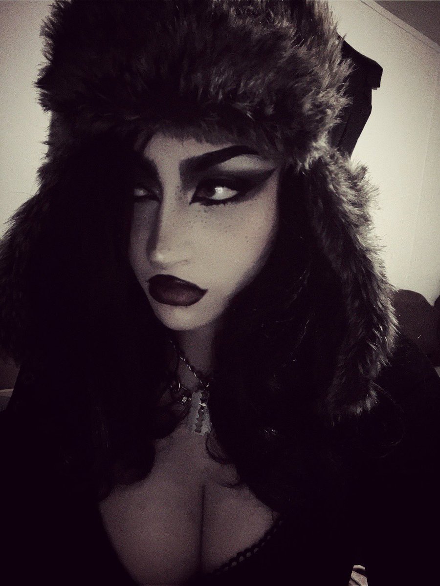 cellrrdoor's tweet photo. I love my hat and big eyebrowss https://t.co/z31HF3bJ9a