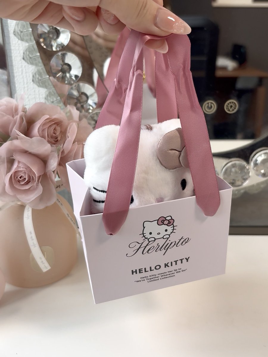 etoile____11's tweet photo. 夫が仕事帰りにルミネで買ってきてくれたﾐ・◦・ﾐ🎀 チャームすぐ在庫無くなると思って期待してなかったから嬉しい♡
 #herlipto https://t.co/BkRE8d1FQg