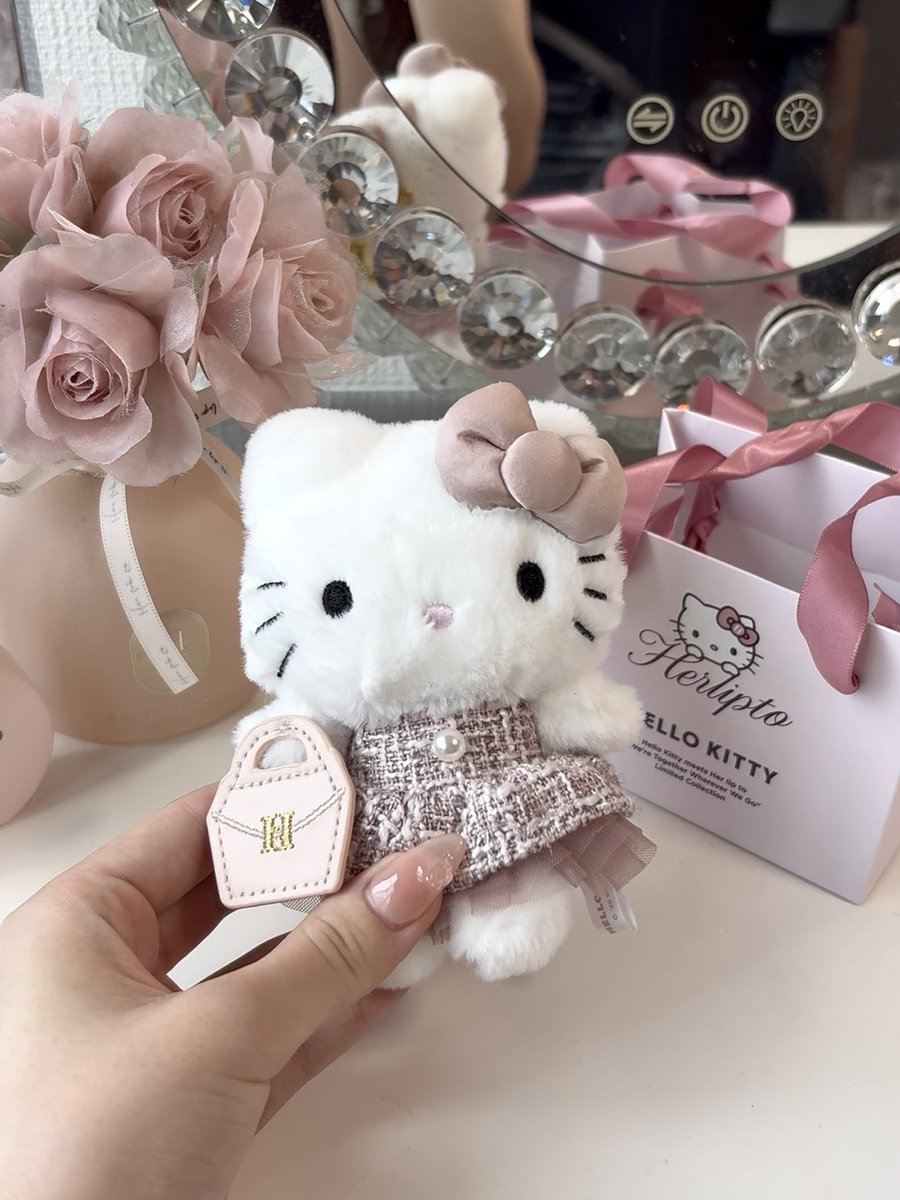 etoile____11's tweet photo. 夫が仕事帰りにルミネで買ってきてくれたﾐ・◦・ﾐ🎀 チャームすぐ在庫無くなると思って期待してなかったから嬉しい♡
 #herlipto https://t.co/BkRE8d1FQg