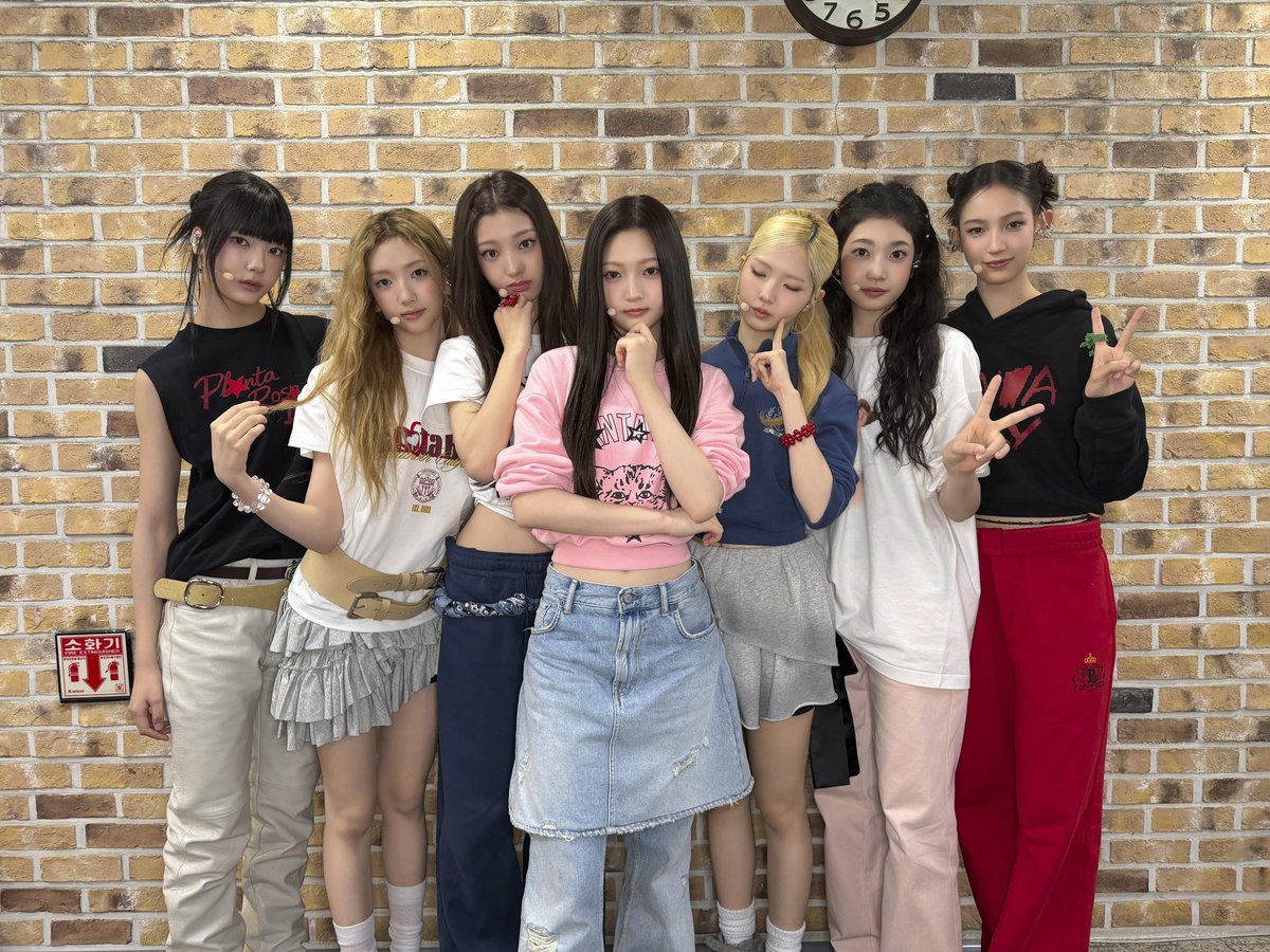 fromtuide's tweet photo. ◡◡ ﹒ tu_day @ fromtuide 𖧧

new casual looks for friday and it's so comfy!
today’s  performance  was  really  fun and we
are  had  a  great  time  on  the  stage.  as  the
weekend is coming, we hope everyone spend
the    weekend   happily   while   watching   us! https://t.co/0CXLqHahCP