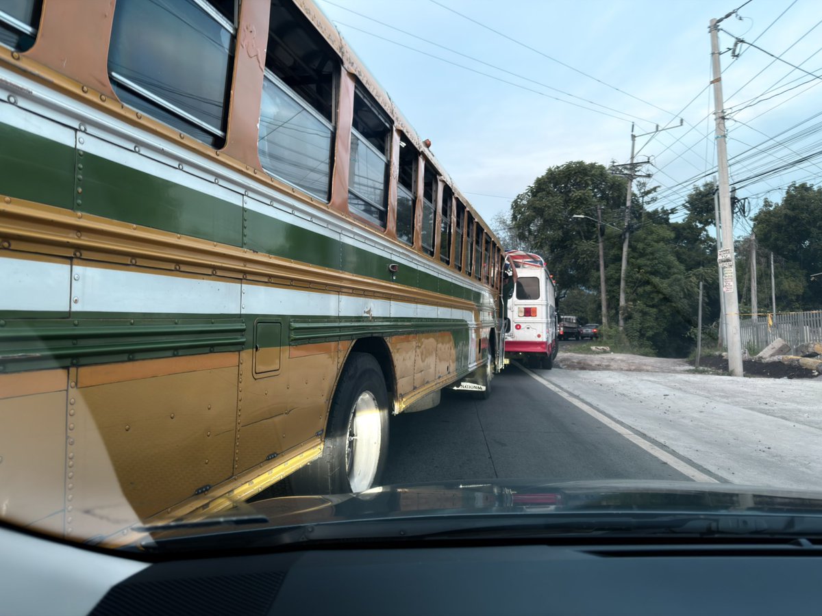 AlejandroTD90's tweet photo. Por lo visto en el poliedro, se vale que los buseros le tiren el bus a uno que anda en un vehículo más pequeño, con tal de pasar primeros 🤦🏻‍♂️ @VMTElSalvador @ObrasPublicasSV @RomeoHerrera1 https://t.co/Ztgo8JA4mA