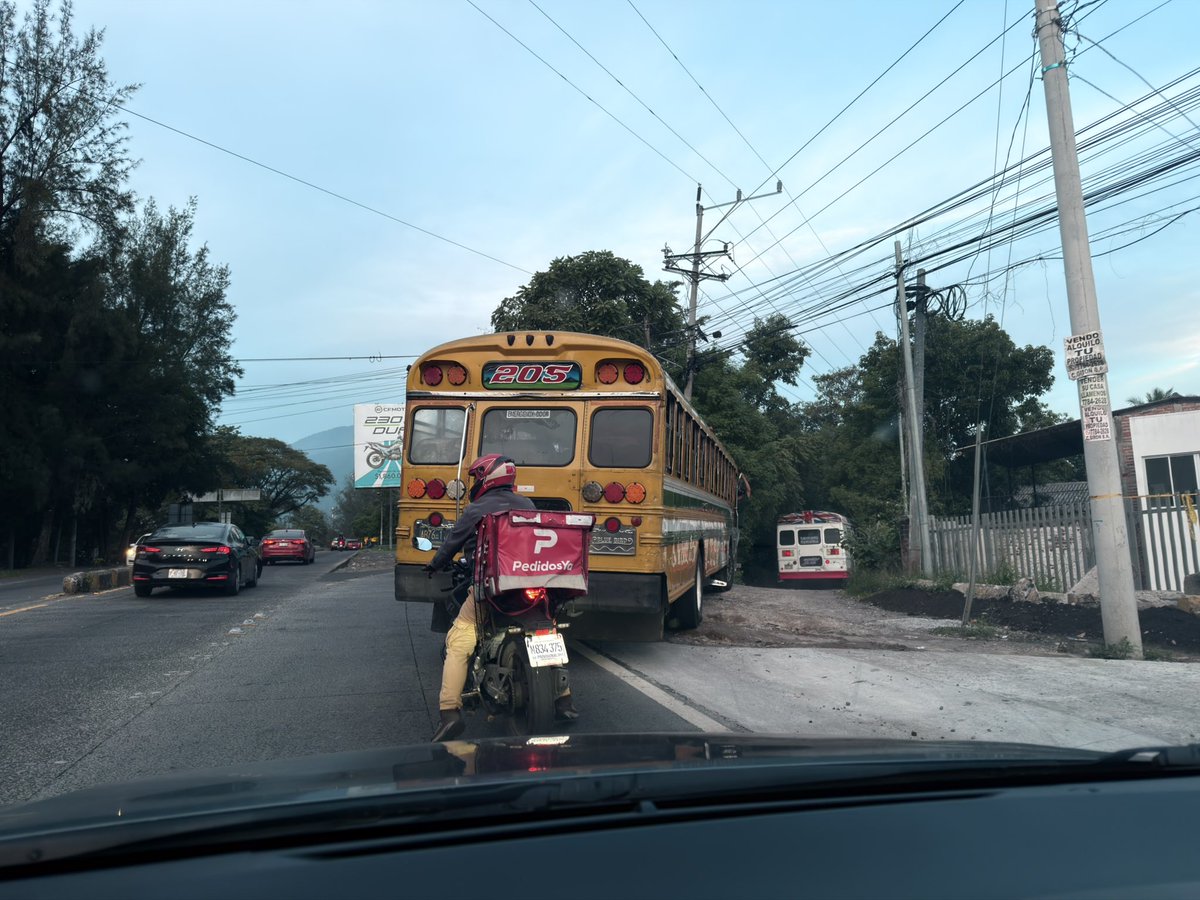 AlejandroTD90's tweet photo. Por lo visto en el poliedro, se vale que los buseros le tiren el bus a uno que anda en un vehículo más pequeño, con tal de pasar primeros 🤦🏻‍♂️ @VMTElSalvador @ObrasPublicasSV @RomeoHerrera1 https://t.co/Ztgo8JA4mA