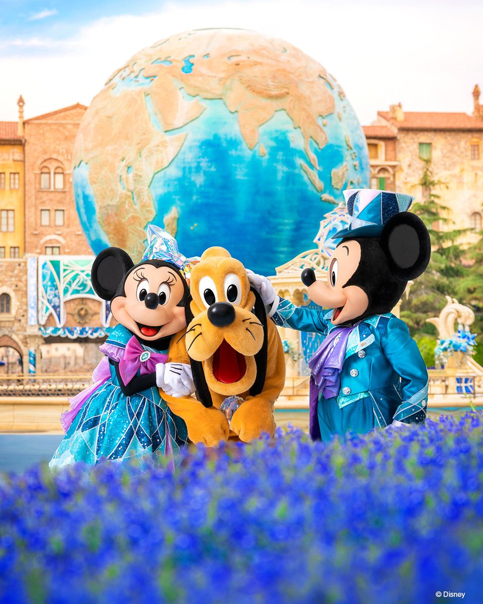 TDR_PR's tweet photo. 🎉ハッピーバースデープルート🎉

今日9月5日はプルートのお誕生日🐾
ジュビリーブルーに彩られたパークで、ミッキーマウスとミニーマウスと一緒にいられて嬉しそう💙

みなさんも「🐾」「💛」「💙」の絵文字と一緒にプルートへのお祝いメッセージをコメントしてあげてくださいね🎶 https://t.co/t1Tku52uoP