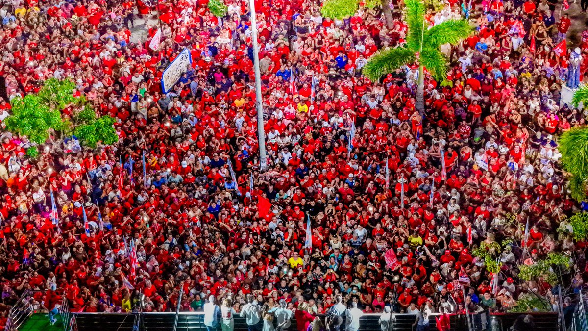 ptbrasil's tweet photo. EMOCIONANTE! O povo do Cariri encheu as ruas em Juazeiro do Norte para uma grande recepção de Lula e Elmano! Carinho imenso do povo cearense! ⭐️ https://t.co/SGQZTxBFXH