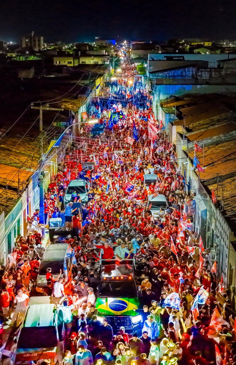 ptbrasil's tweet photo. EMOCIONANTE! O povo do Cariri encheu as ruas em Juazeiro do Norte para uma grande recepção de Lula e Elmano! Carinho imenso do povo cearense! ⭐️ https://t.co/SGQZTxBFXH