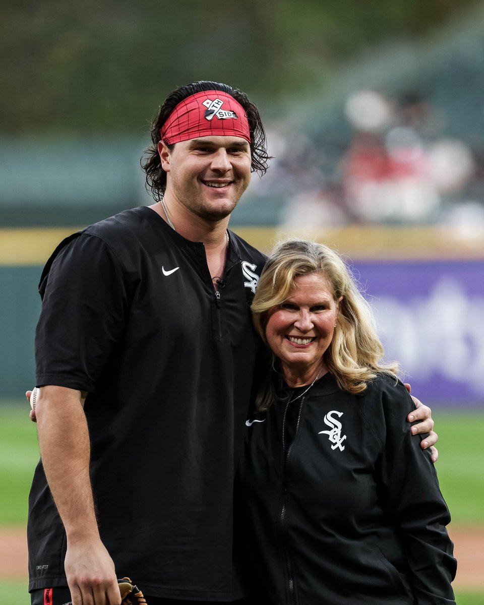 whitesox's tweet photo. a 𝘮𝘢𝘨𝘪𝘤𝘢𝘭 first pitch from Mike's mom, Kathy ✨ https://t.co/Z0k9tz3ICm