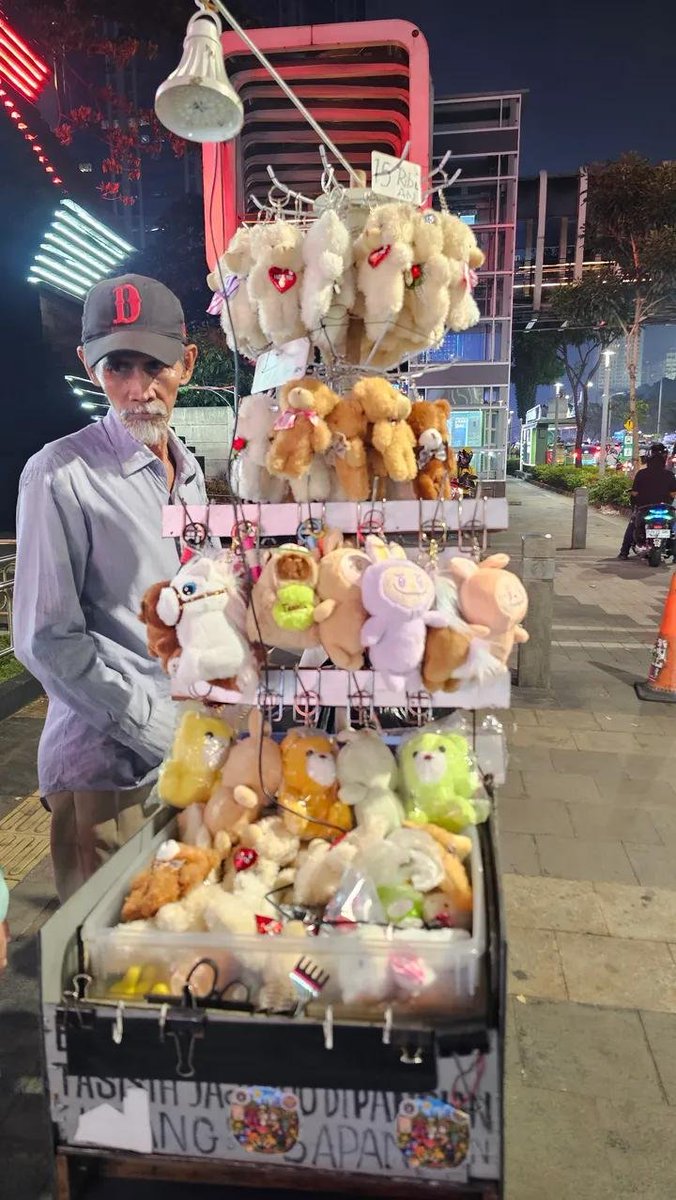 LiaAfri03881071's tweet photo. Yang sekitaran Stasiun Sudirman &amp; MRT Dukuh Atas, yuk bantu larisin dagangannya kakek Azuar. Beliau menjual gantungan kunci boneka yang lucu-lucu, harganya 15rb saja, kakek hanya berjualan dari sore hingga jam 10 malam. https://t.co/LRHmH2aRBO