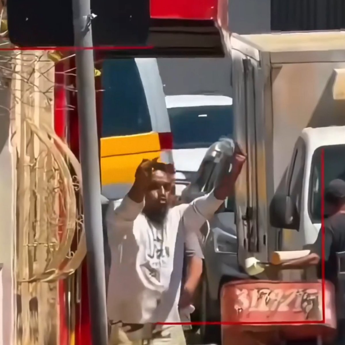 JFreiress_'s tweet photo. Nikolas Ferreira representante da masculinidade não aguenta leva uma ovada nas costas.

Parabéns ao cidadão por ter nos propiciado esse momento. https://t.co/tq0IhgyuG0