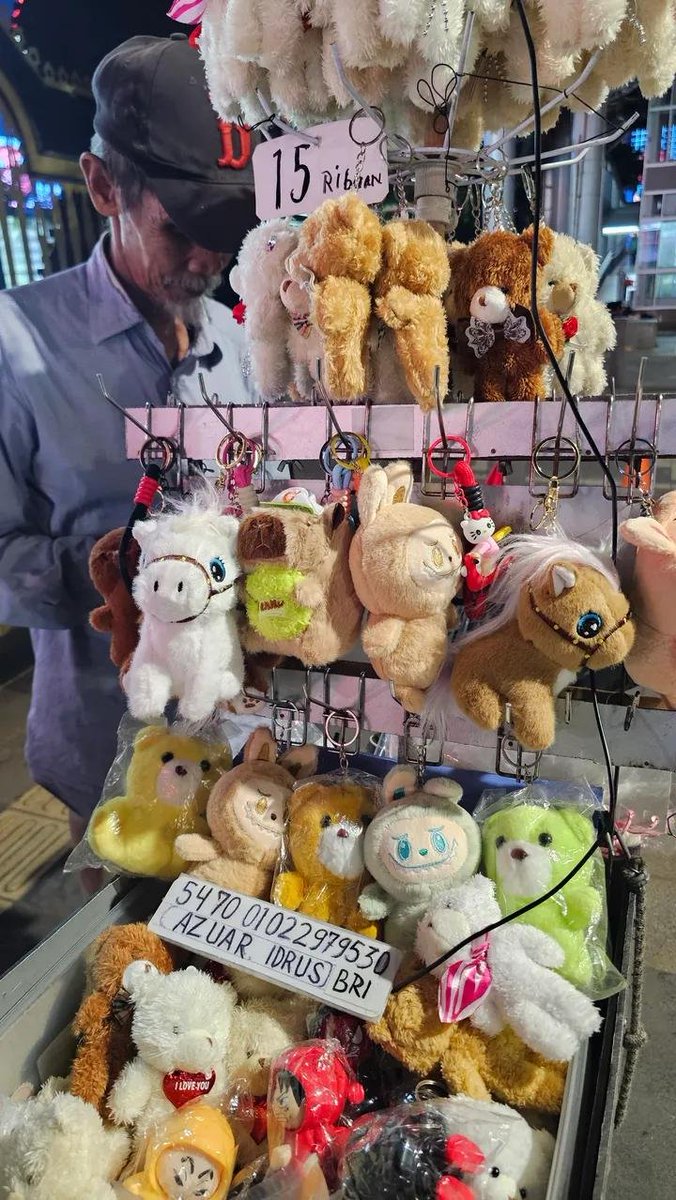 LiaAfri03881071's tweet photo. Yang sekitaran Stasiun Sudirman &amp; MRT Dukuh Atas, yuk bantu larisin dagangannya kakek Azuar. Beliau menjual gantungan kunci boneka yang lucu-lucu, harganya 15rb saja, kakek hanya berjualan dari sore hingga jam 10 malam. https://t.co/LRHmH2aRBO