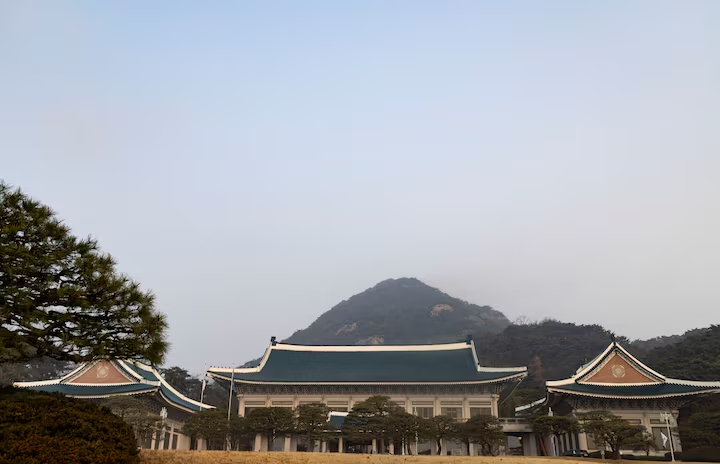 nageune31's tweet photo. 韓国、行政首都移転を正式決定。大統領府も国会も

韓国政府は首都ソウルへの一極集中を是正する取り組みの一環として、２０２９年８月までに行政都市の世宗(セジョン)市に大統領執務室を設置し…

…首都圏からさらに約３５０の公共機関を移転すると発表した。移転は２７年に始まる予定で、政府は３３年までに世宗市に追加の国会議事堂を完成させる計画も立てている。

事実上、すべての行政機関が世宗市に移ることに。

これが首都圏の既得権益層の大きな抵抗を呼ぶことは容易に想像できる。

だがイ・ジェミョンはどれだけ抵抗があっても、国全体のために淡々とやるべき仕事をする

https://t.co/OZWUzJxELM