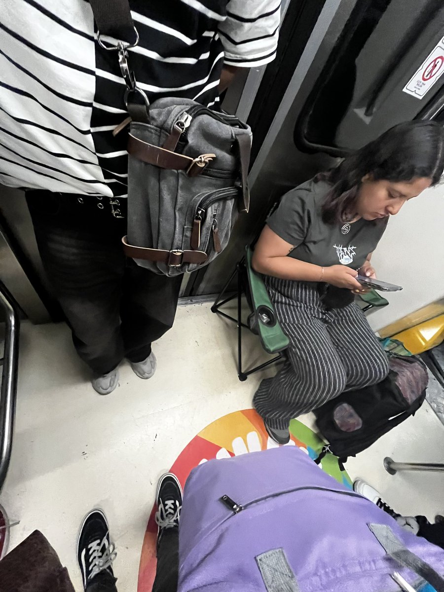 DannyIeroween's tweet photo. @MetroCDMX @ctcdelmetro Deberían quitarla, obstruye totalmente la puerta. Es en L2, estación zócalo https://t.co/7cR7ia2C7R
