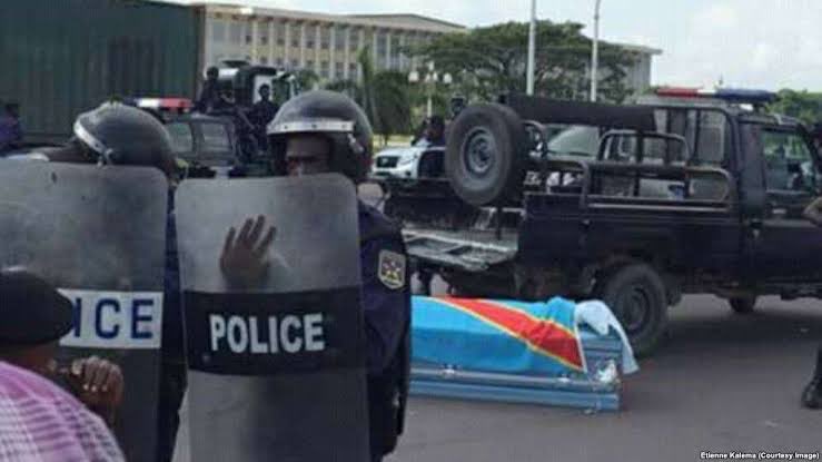 LitsaniChoukran's tweet photo. Puisqu’ils assument désormais leur inhumanité sans honte, alors nous serons obligés de leur rappeler leurs actes ô combien ignobles! 

Rossy Mukendi n’a pas seulement été lâchement assassiné. Ce jour-là, on lui a infligé une seconde mort : celle de l’humiliation jusque dans la mort. Sa dépouille a été traînée au sol, comme si, après lui avoir ôté la vie, il fallait encore lui retirer sa dignité.

Avec le recul, cette image dépasse le seul crime commis contre un homme. Elle raconte une époque où la déshumanisation du Congolais s’était  installée jusque dans les pratiques du pouvoir : tuer ne suffisait plus ; il fallait avilir, terroriser, réduire l’être humain à presque rien. Une entreprise structurelle visant à annihiler tout dignité ou fierté à notre peuple! 

Et voir une mère de famille prendre la parole à la radio, minimiser cette tragédie et se prévaloir d’avoir versé « 2 000 dollars », comme si une somme d’argent pouvait solder une vie humaine, alors le scandale n’est plus seulement politique. Il devient moral. Il devient civilisationnel.

Rossy Mukendi, comme tant des nôtres, n’étaient pas un montant à indemniser. Il  était un homme. Un Congolais. Un fils. Un proche. Une conscience politique. Une vie.

Et lorsqu’on finit par mettre un prix sur la vie d’un homme, le véritable effondrement n’est plus celui de l’État. C’est celui de notre humanité. Pire, on ment même avoir indemnisé!