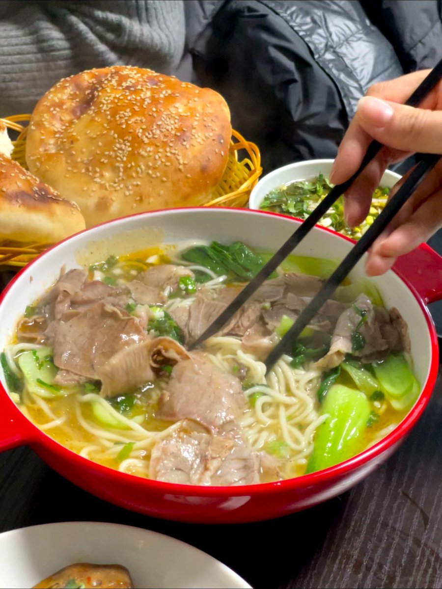 AlexMolinaro1's tweet photo. Late night craving hit This tiny noodle stall’s got your back—steamy, savoury bowls that taste like a warm hug for 2am wanderers. No fancy frills, just pure comfort.， https://t.co/NGLqfN9zHY