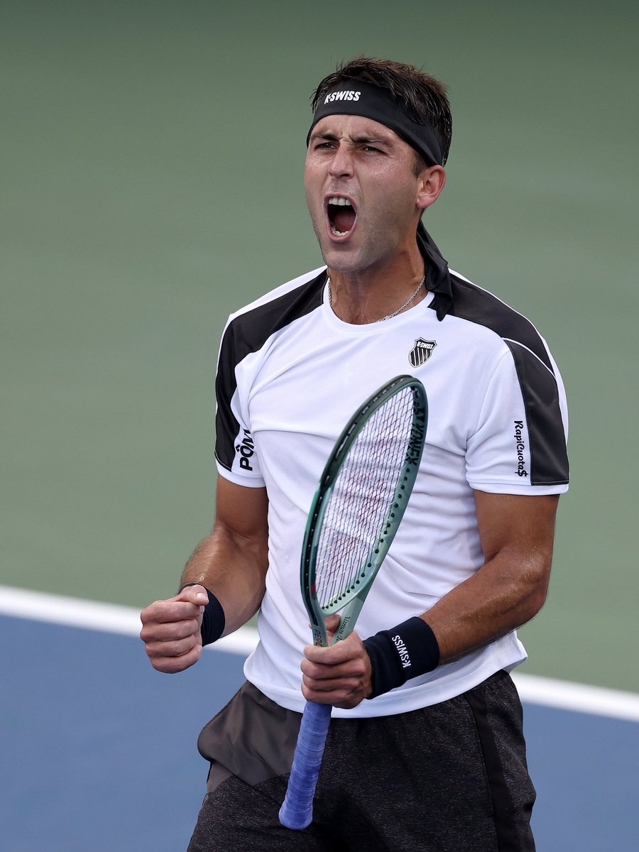 AATenis's tweet photo. Etcheverry se quedó con el duelo argentino 👊

@tometcheverry 🇦🇷 se impuso ante Mariano Navone 🇦🇷 por 6-4 6-4 6-3 y avanzó por primera vez a los octavos de final del US Open 💪

Es el primer argentino en alcanzar esta instancia en Nueva York desde Diego Schwartzman en 2021 👏

🔜 Michelsen 🇺🇸 o Mérida Aguilar 🇪🇸