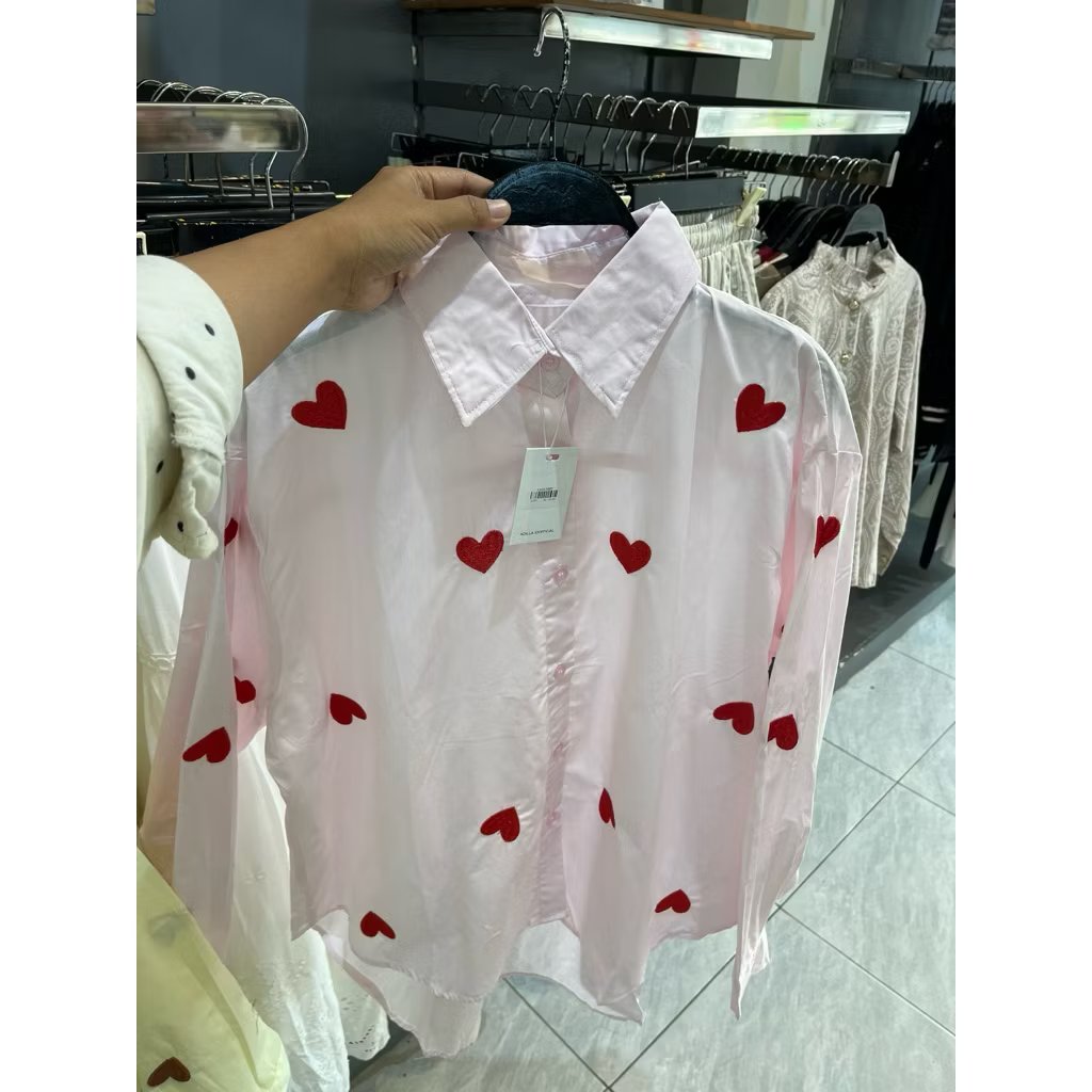RacuniShope's tweet photo. GAK MAU GATEKEEP LAGI 😭🫵🏻

WARGA X, SINI MERAPAT‼️
Aku baru nemu toko baju yang isinya GEMES-GEMES BANGET 🥹🎀

Modelnya cakep, kekinian, nggak keliatan murahan…
EH PAS LIHAT HARGANYA MULAI 40 RIBUAN?! 😭

Ini sih wajib masuk wishlist 🛒🫶🏻 https://t.co/9lZYPsfssx