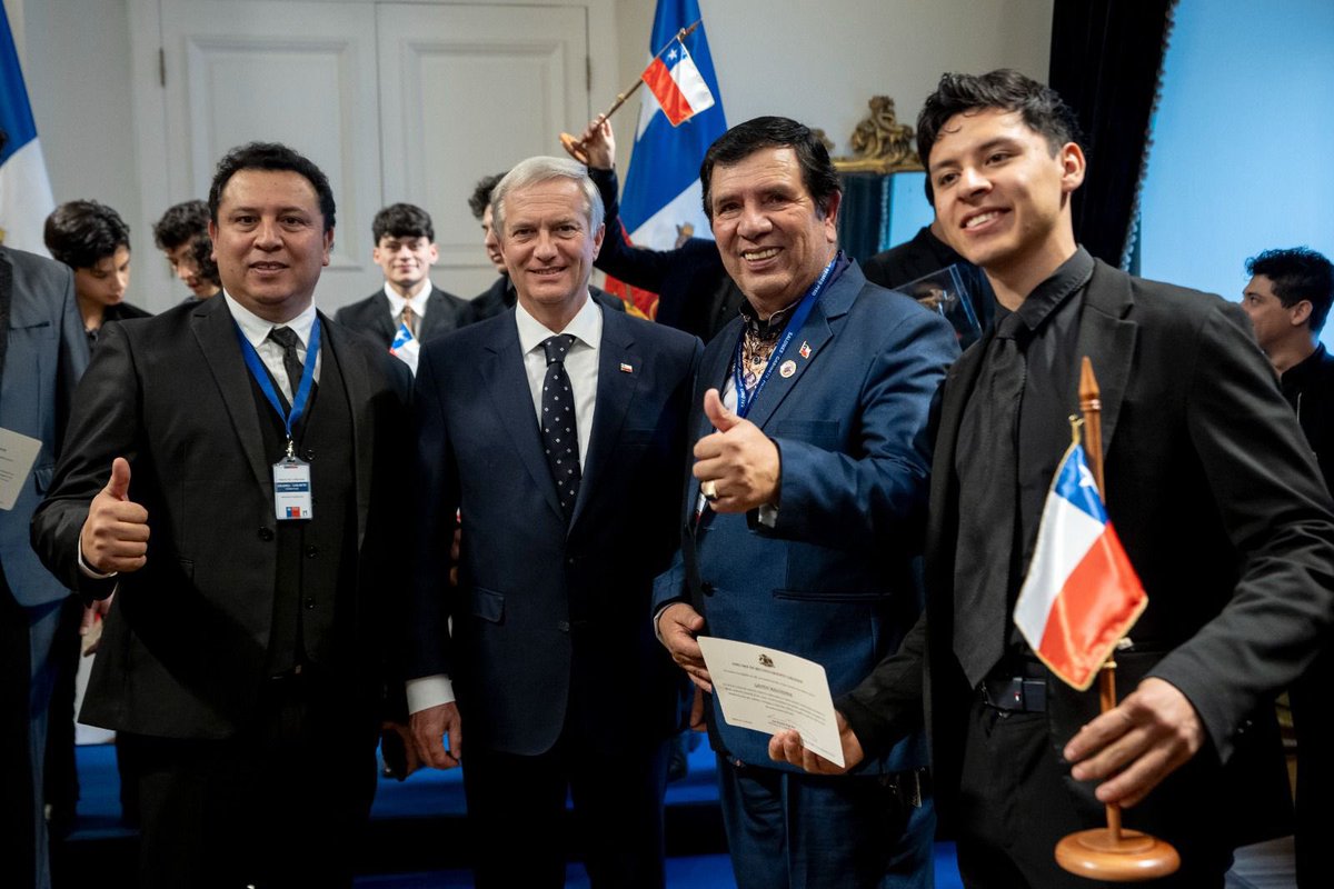 PresidenteKast's tweet photo. El circo chileno es una tradición familiar que se transmite de generación en generación y que ha llevado alegría a cada rincón del país. En el contexto del Día del Circo, reconocimos hoy en La Moneda a algunas agrupaciones y a quienes mantienen vivo ese oficio. https://t.co/K6EXCkSjWZ