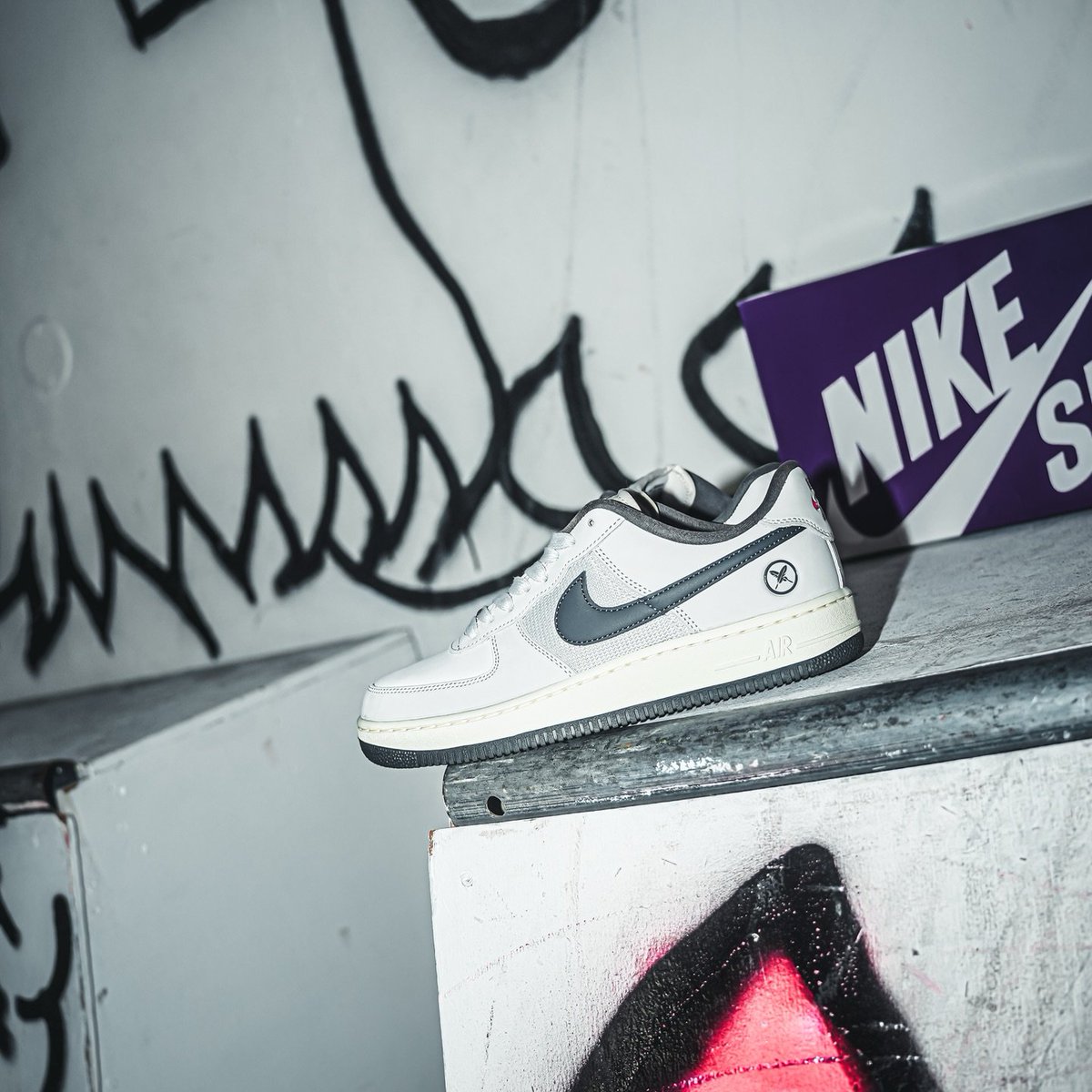 yasuakifujii's tweet photo. 【UPDATE：Dprtmen がWEB抽選を開始】堀米 雄斗 × Nike SB × NIKE AIR FORCE 1 “White/Iron Grey” が9月12日（土）発売
■ IO8439-100
https://t.co/i299LLuzWV

- 堀米雄斗 ナイキsb エアフォース1 AF1 https://t.co/FnhNATgfAD