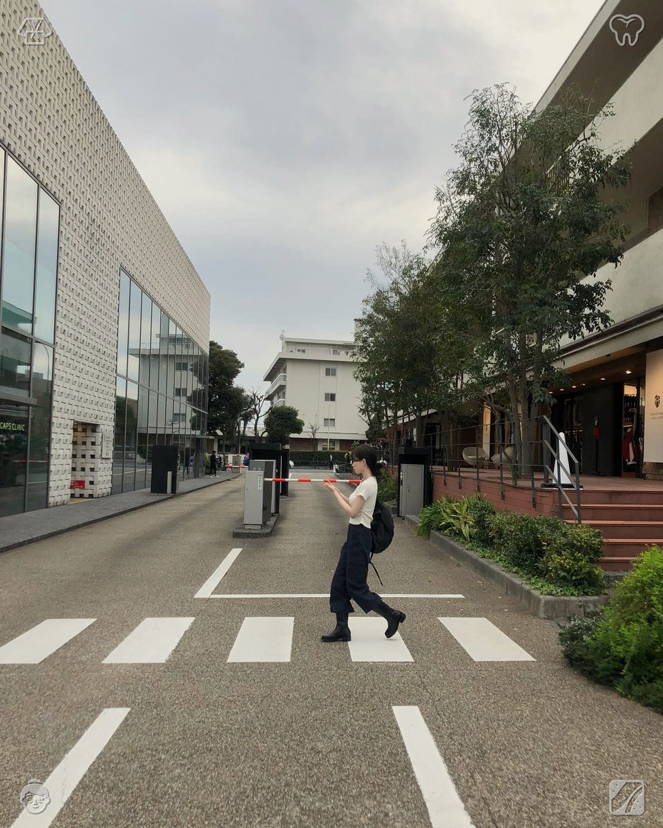j_otsu's tweet photo. 🌏Strolling alongside my little girl Doll, I noticed a fresh sight—a tiny dog with matted brown fur and sorrowful, oversized eyes. It huddled on the pavement, letting out soft whimpers while a crowd formed around it, snapping pictures and murmuring among themselves. Evelyn felt https://t.co/Lqx2fl8Fdr