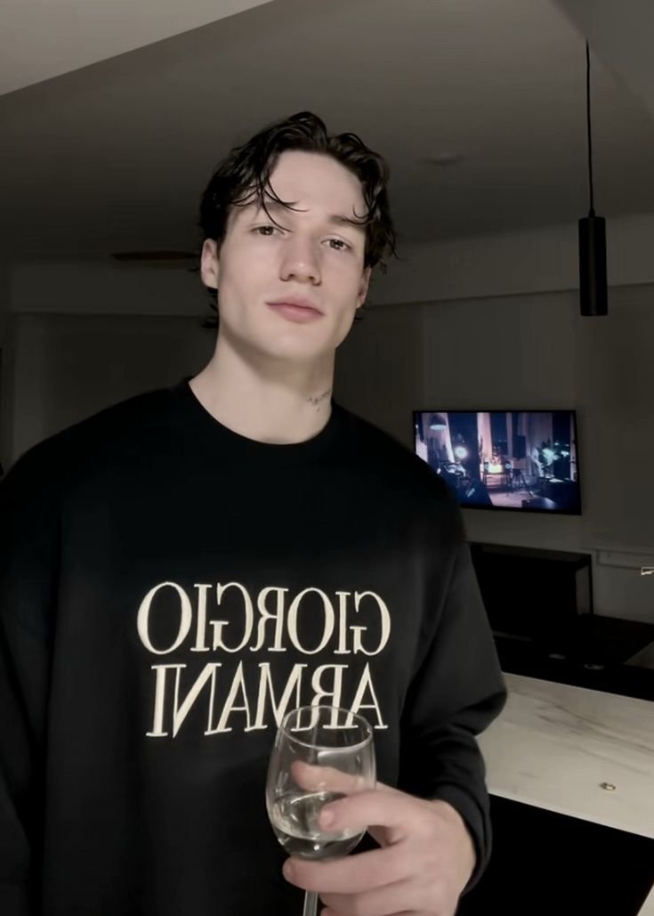 thvamprls's tweet photo. 𝒄onheçα-me ——— #mчthıcαlsversıon

⠀nome: regulus arcturus black
⠀idade: parei de contar nos 20 e poucos
⠀sexualidade: hétero 
⠀espécie: emo
⠀ocupação: vampiro
⠀hobbies: tocar piano, fazer bullying com o rabastan e jogar videogame https://t.co/RuZkWtKDzQ