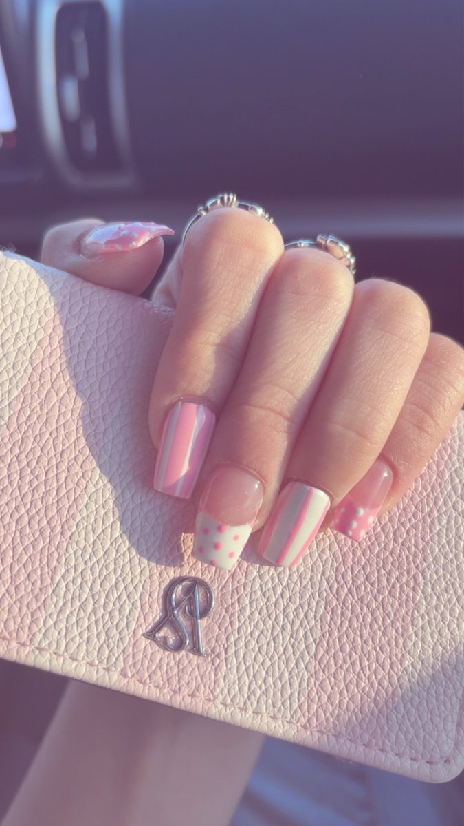 swagcupqake's tweet photo. hi new nails 🐭🎀 https://t.co/G91gtn5Hwz