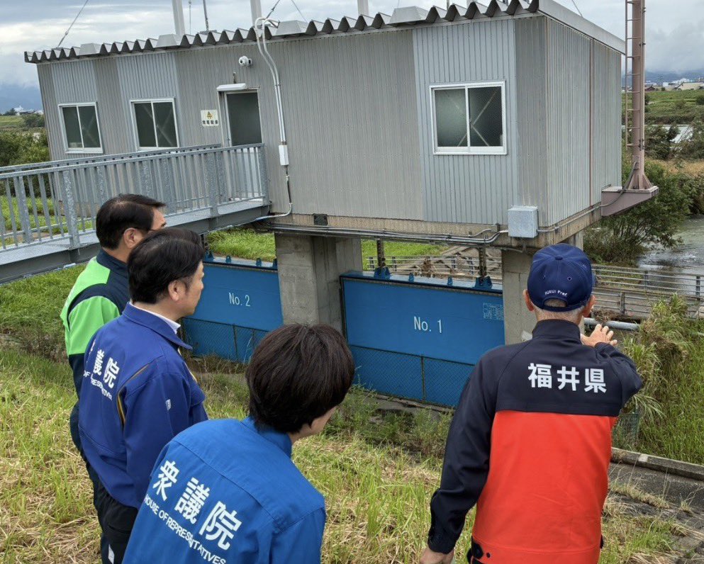 Yamamotokanae's tweet photo. 8月末の大雨で大きな被害を受けた福井県を訪れ、中川衆議院議員、西本福井県議、下畑福井市議とともに、福井市内の芳野川、底喰川などの被災現場を視察しました。

その後、大瀧副知事をはじめ県幹部の皆様から被害状況や必要な支援について伺い、永平寺町では河合町長から、道路や河川、農地などの復旧にあたっての具体的な課題を伺いました。

これからも大雨や台風への警戒が必要な時期が続きます。一日も早く復旧を進め、再び被害を広げないためにも、現場で復旧の支障となっている課題を一つひとつ解決していかなければなりません。

被災された方々からは、「今回の大雨でもっと早く、的確な情報が欲しかった」との声も寄せられています。雨や河川の状況、迫る危険を迅速かつ分かりやすく伝える情報発信のあり方も、しっかり検証する必要があります。

生活再建も急務です。福井県独自の支援策も打ち出されましたが、昨日、福井市役所に罹災証明を申請された方からは「発行まで3週間程度かかると言われた」と伺いました。必要な支援を早く届けるためにも、罹災証明の迅速化が必要です。

今回の北陸の豪雨については、昨日、政府が農地などについて「本激（激甚災害）」の指定が見込まれるとの見通しが示されました。これは復旧に向けた重要な前進です。

復旧と生活・生業の再建を一日も早く進め、再び被害を広げないために、現場で伺った課題を国につなぎ、一つひとつ解決に向けて取り組んでまいります。