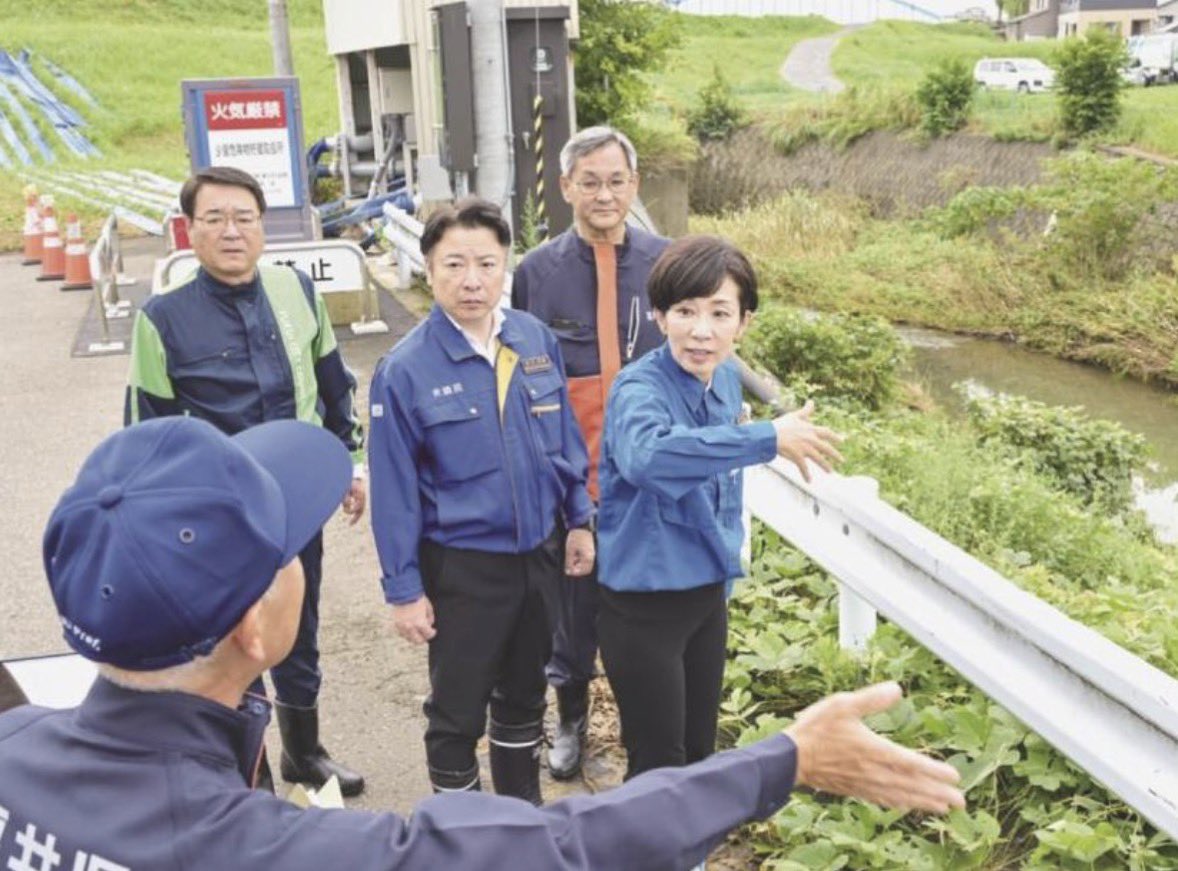 Yamamotokanae's tweet photo. 8月末の大雨で大きな被害を受けた福井県を訪れ、中川衆議院議員、西本福井県議、下畑福井市議とともに、福井市内の芳野川、底喰川などの被災現場を視察しました。

その後、大瀧副知事をはじめ県幹部の皆様から被害状況や必要な支援について伺い、永平寺町では河合町長から、道路や河川、農地などの復旧にあたっての具体的な課題を伺いました。

これからも大雨や台風への警戒が必要な時期が続きます。一日も早く復旧を進め、再び被害を広げないためにも、現場で復旧の支障となっている課題を一つひとつ解決していかなければなりません。

被災された方々からは、「今回の大雨でもっと早く、的確な情報が欲しかった」との声も寄せられています。雨や河川の状況、迫る危険を迅速かつ分かりやすく伝える情報発信のあり方も、しっかり検証する必要があります。

生活再建も急務です。福井県独自の支援策も打ち出されましたが、昨日、福井市役所に罹災証明を申請された方からは「発行まで3週間程度かかると言われた」と伺いました。必要な支援を早く届けるためにも、罹災証明の迅速化が必要です。

今回の北陸の豪雨については、昨日、政府が農地などについて「本激（激甚災害）」の指定が見込まれるとの見通しが示されました。これは復旧に向けた重要な前進です。

復旧と生活・生業の再建を一日も早く進め、再び被害を広げないために、現場で伺った課題を国につなぎ、一つひとつ解決に向けて取り組んでまいります。