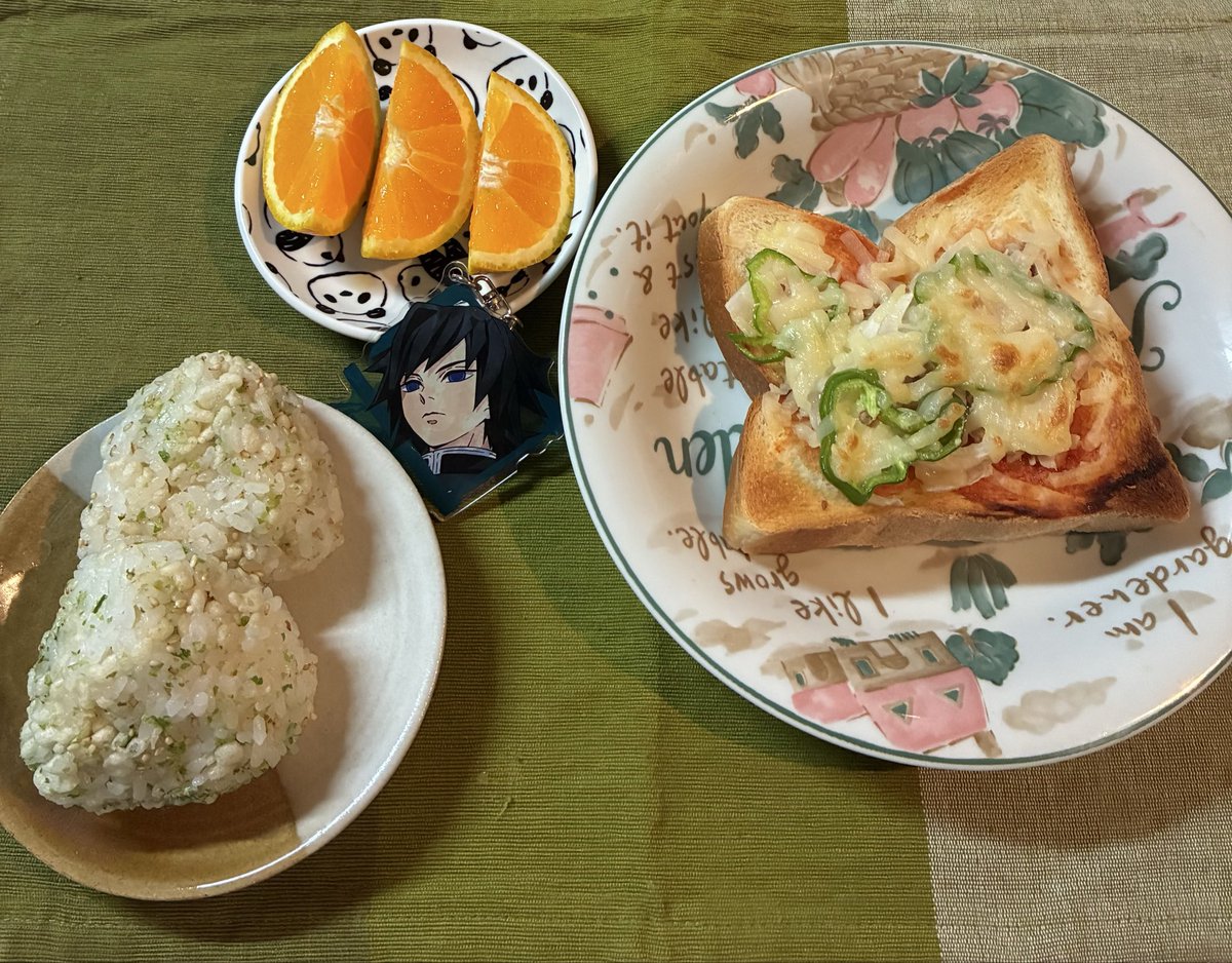 cham0293's tweet photo. 自炊記録まとめ
⭐︎枝豆ご飯⭐︎ゴーヤの炒め物⭐︎みそ汁
⭐︎揚げ玉入りおにぎり⭐︎ピザトースト
⭐︎レタスチャーハン⭐︎たまごスープ

セブンのお店で揚げたカレーパン。外サクサク、中モチモチの食感。美味しかった。 https://t.co/NRRU7xcqWT