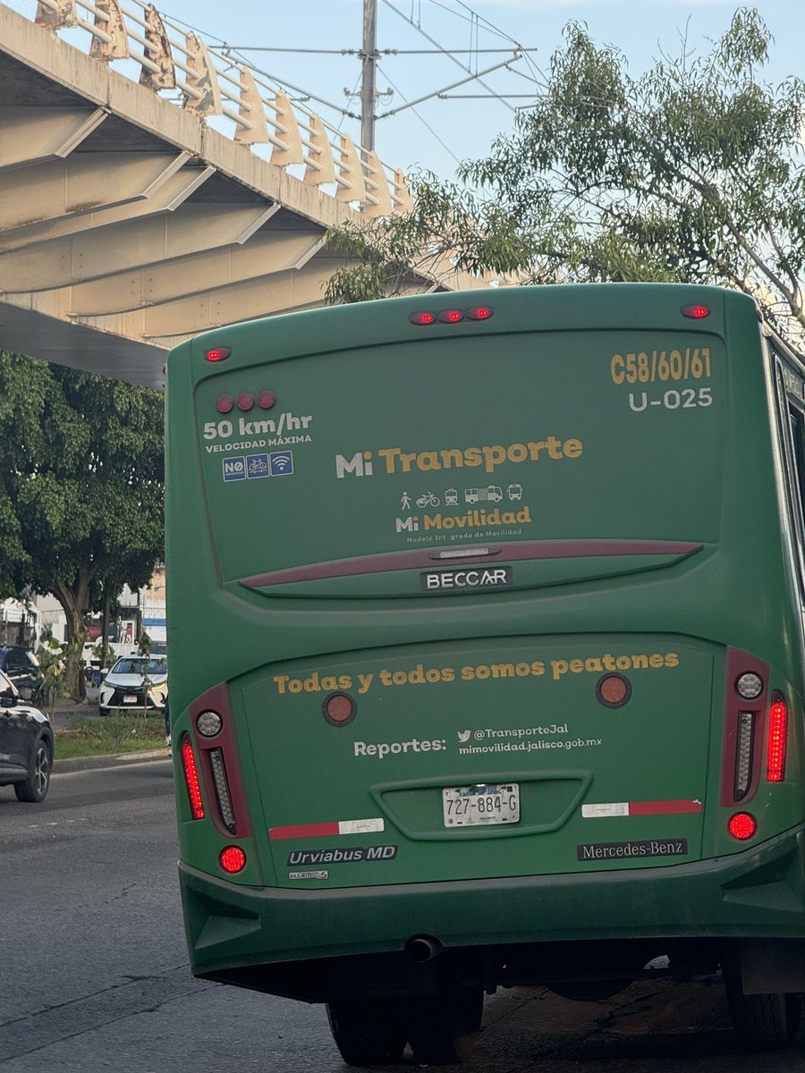 ERabogado's tweet photo. Hace unos instantes estuve a punto de ser arrimado por este camión que se subió a la banqueta parecía alcoholizado o drogado @TransporteJal @Trafico_ZMG en avenida revolución esquina con san Rafael col la paz https://t.co/TOJwBpu2uo
