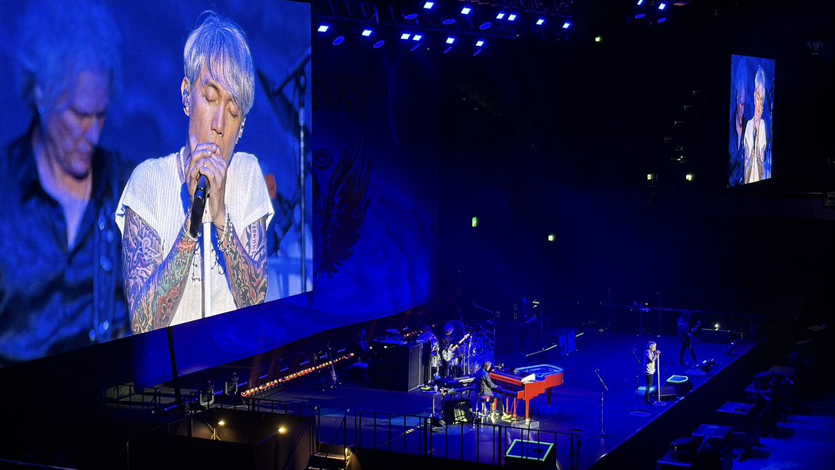 mnozaki's tweet photo. ジャーニーのライブへ。80年代の曲ばかりで知らない曲がなく、コーラスのハーモニーが綺麗な曲多め。まさかのスティーブ・ペリーのそっくりさんが2曲歌う場面もあり、これはちょっと反則では?と思いつつ、人気曲だらけで結局行ってよかったです。

#Journey #ジャーニー #ライブレポ https://t.co/IacVRkfk0B