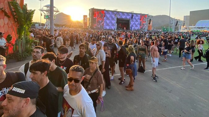 MarcelodeS8's tweet photo. 🔎[Rock in Rio 2026 | No 1º dia, fãs pegam filas por brindes: cerca de 1 milhão de itens em 7 dias.
As mini câmeras digitais são o item mais desejado. Os estandes também oferecem leques, pochetes, chapéus e produtos de maquiagem.]

Vá lá. Nesse calorão, o leque ajuda bastante. https://t.co/OCRyGNJf6b