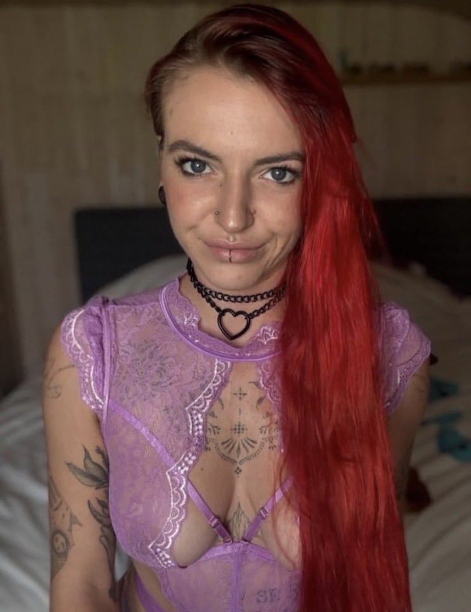 AdeleGrddd1's tweet photo. As a man, would you go out with a woman 10-20 years younger than you? Answer honestly ?? Me, I prefer the older ones…💔😔 https://t.co/tvK0llULMY