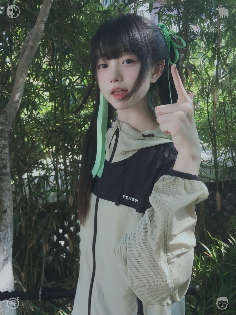 cpaey807's tweet photo. 🧦Cozy feet in sneakersWhen she blinked awake once more, a seagull touched down nearby, cocking its gaze like it was sizing her up, then screeched sharply and soared off. A grin spread across her face as she fished a worn paperback out of her backpack—an anthology of poetry she https://t.co/YXWkPOL5tK