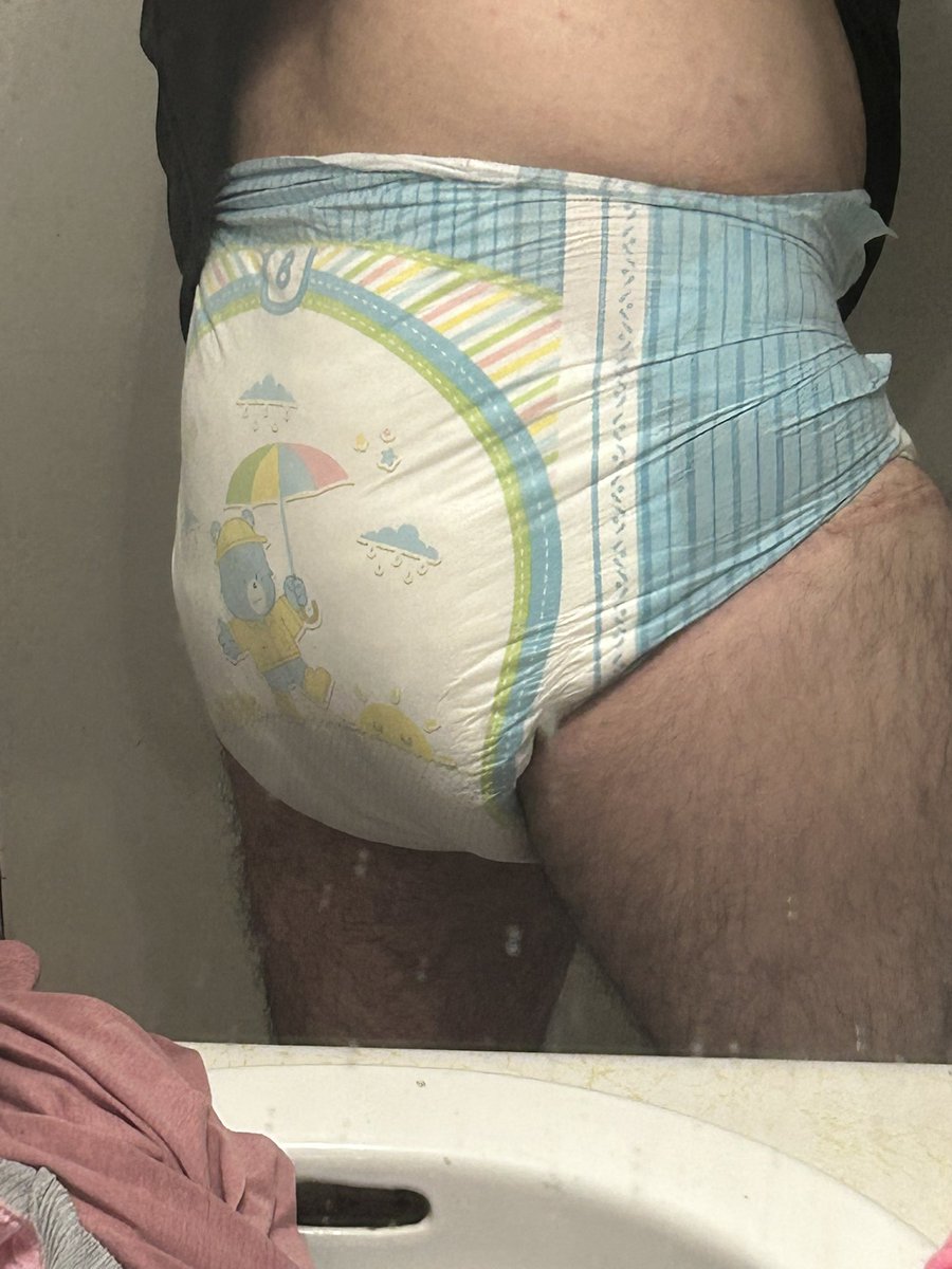 Pampboy_07's tweet photo. My contribution to bdf #bigdiaperfriday #bdf #diaper #wetdiaper https://t.co/7Bm7MHu8fR