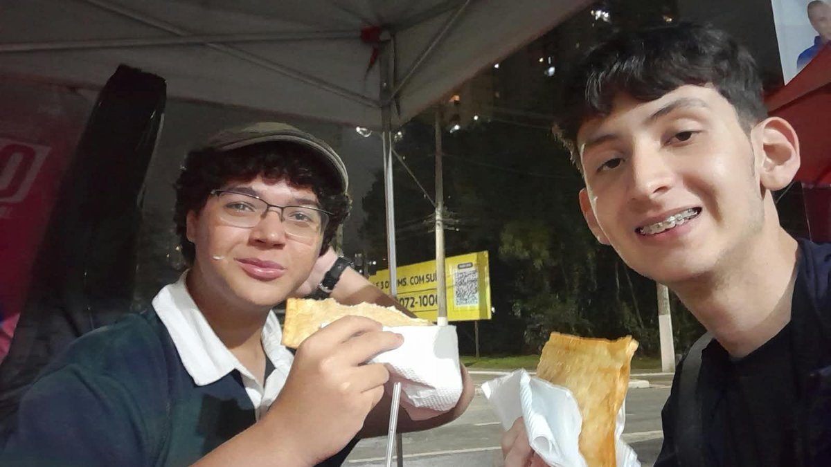 suffi_anjo23's tweet photo. eu e meu amigo Tião comendo pastel totoso https://t.co/CsvPjO4vuy
