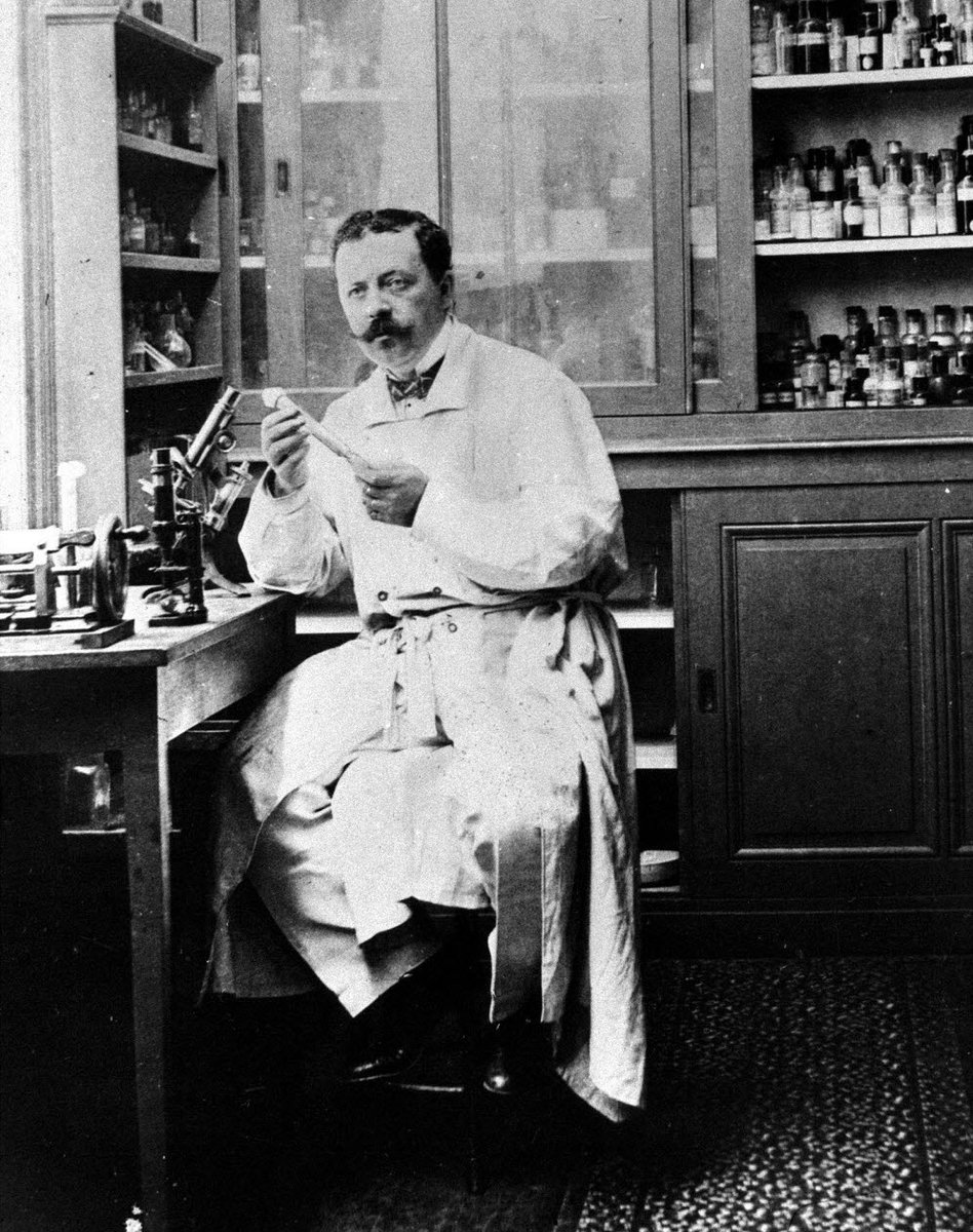 dalberab's tweet photo. Il y a près de 130 ans, un élève de Pasteur lançait un laboratoire à Lyon.

Quatre générations plus tard, sa famille contrôle toujours l’un des champions mondiaux du diagnostic.

Ce champion, c’est bioMérieux.

En 2014, le groupe fait un pari à 355 M€ : racheter BioFire, une société américaine spécialisée dans le diagnostic moléculaire.

Sa technologie change la manière de détecter certaines infections.

Là où plusieurs analyses pouvaient être nécessaires pour rechercher les pathogènes un par un, un seul test peut désormais en identifier des dizaines simultanément.

Pour certaines infections du sang : 43 cibles recherchées en environ une heure, des bactéries aux levures, jusqu’à certains gènes de résistance aux antibiotiques.

Douze ans plus tard, BIOFIRE représente 37 % des ventes de bioMérieux.

Sur les 4,07 Md€ de chiffre d’affaires du groupe, cela pèse environ 1,5 Md€.

Et aujourd’hui, la boucle revient en France.

bioMérieux investit plus de 250 M€ en Isère pour produire ces tests en Europe, avec environ 400 emplois à terme.

J’aime beaucoup ce que raconte cette histoire.

Une famille industrielle française transmet une entreprise sur quatre générations, va chercher une technologie aux États-Unis, la développe à l’échelle mondiale, puis transforme ce succès en nouvelle capacité industrielle en France.

Le plus impressionnant n’est pas qu’une entreprise survive quatre générations.

C’est qu’après quatre générations, elle continue de prendre des risques.