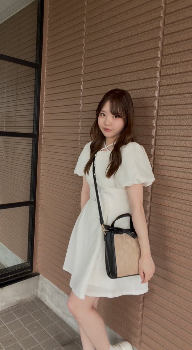 saaya_shiraoka's tweet photo. 白ミニ丈ワンピに黒&amp;ベージュのスクエアバッグ上品コーデ✨

バッグで大人っぽくコーデを引き締め、スタイルアップ効果も狙いました🫶

この投稿にもいいね&amp;リポスト&amp;引用リポストお願いします📣
また引用元の投稿とこちらがSNS審査投稿です。両方の拡散お願い致します！

#jgirl #jjad2027 #SNS審査 https://t.co/Y8sk6V96ci