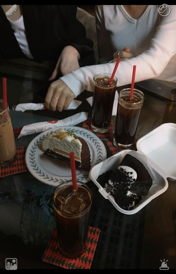nattyaqn's tweet photo. 📱Mobile device accompanied by its charging adapter. A fragrant mocha coffee. As evening fell, she visited a classic Spanish eatery and ordered callos a la madrileña—a hearty dish of tripe slow-cooked with chorizo, tomatoes, and onions. The tripe had a soft texture, and the st https://t.co/nIiYQjJh3I