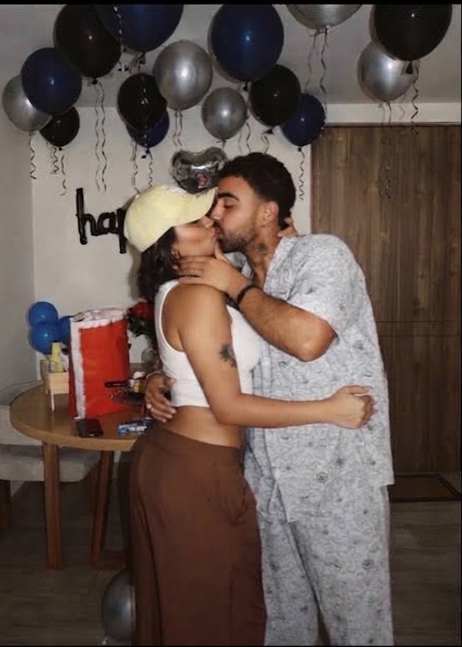 CamilaG46592966's tweet photo. Como no me dieron el beso me tocó
❤️💛🫢😂
#Teamkarola #EidevinLopez https://t.co/C3I7U0DorI