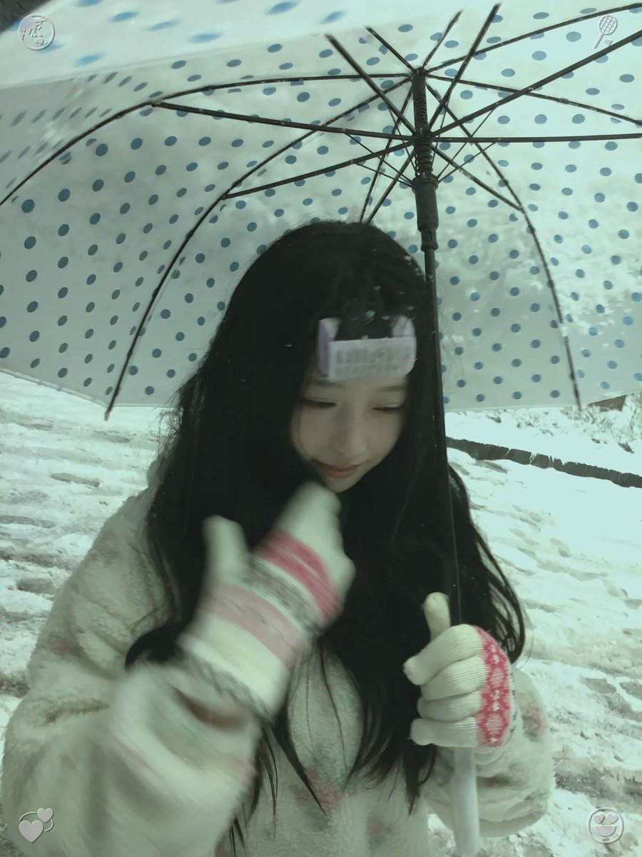 chappyayapp's tweet photo. 🌩Strolling through the park with my son, we wandered around. I glance at the clock—it's 3:30. Just 90 minutes remain before I'm off the clock. I extend my limbs, pacing through the office, and drop into the break room to top off my tea. The space is deserted, still, with only https://t.co/UPPZJuQ8vs